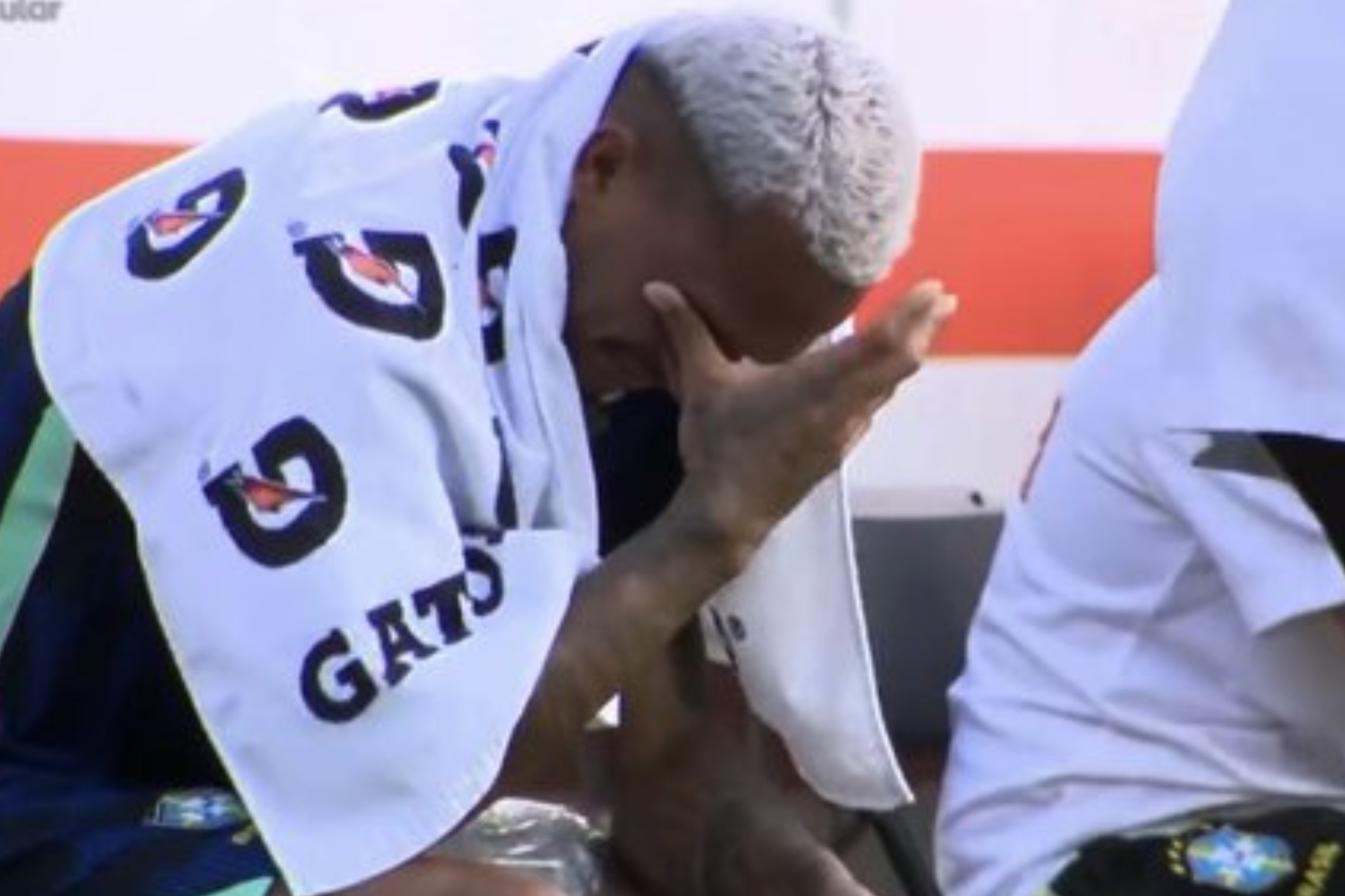 Imagem colorida de Wesley chorando - Metrópoles