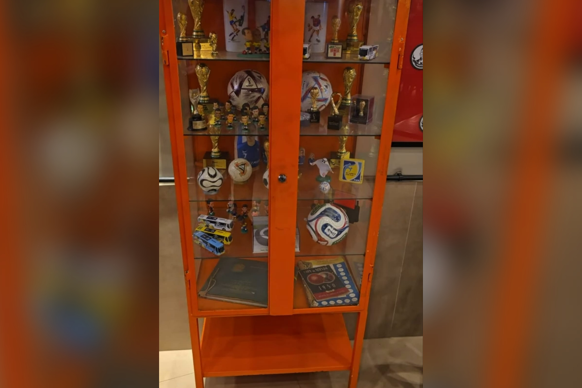 Exposição de itens que relembram momentos marcantes do futebol