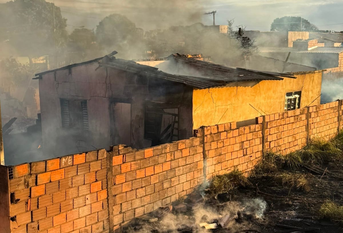 Bombeiro apaga incêndio em residência