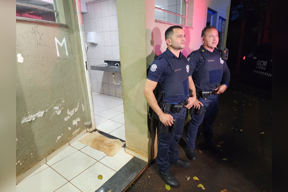 Casal de idosos é flagrado fazendo sexo em banheiro público
