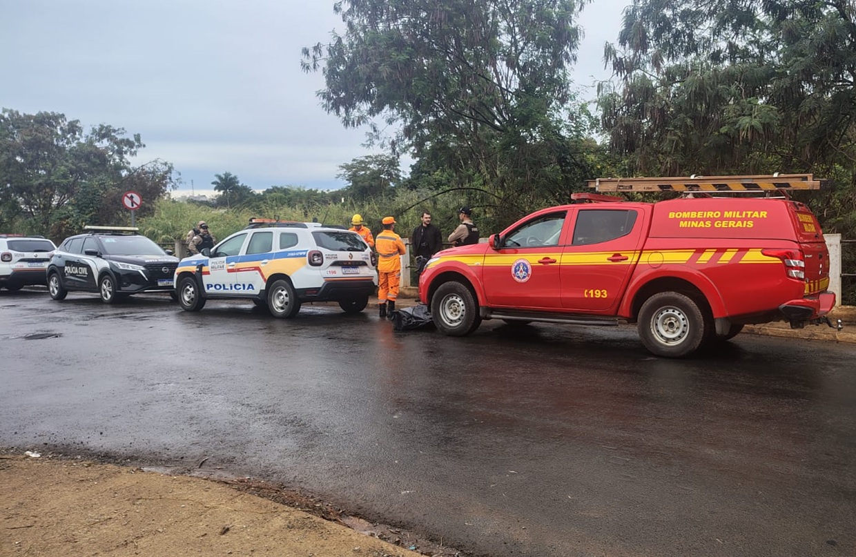 Perícia da Polícia civil, Bombeiros e PM na beirada do córrego após resgate do corpo