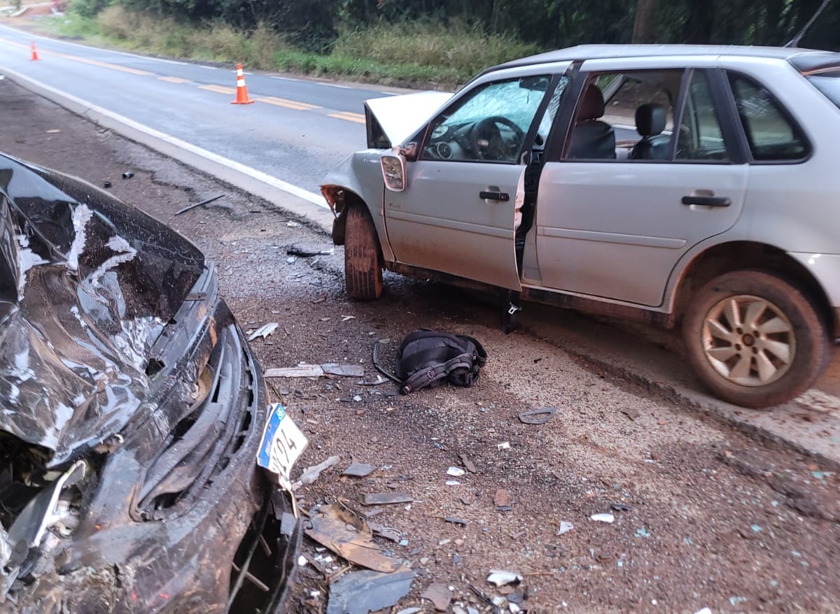 acidente fatal Lavras duas mulheres morreram. Dois carros destruídos após batida