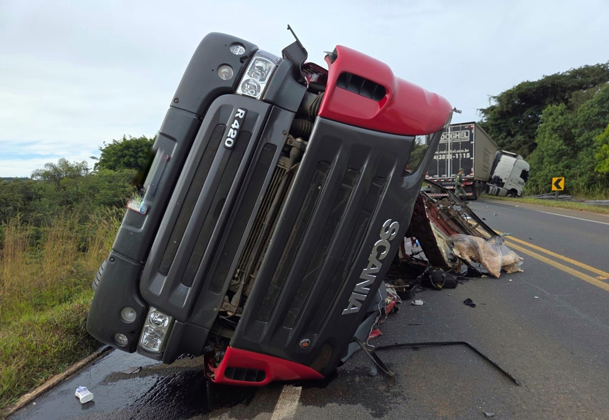 carreta tomba e carga atinge outro caminhão na MG-050