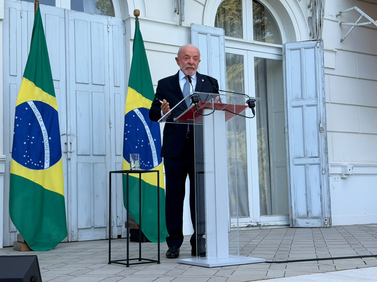Lula conversa com a imprensa após participar do G7