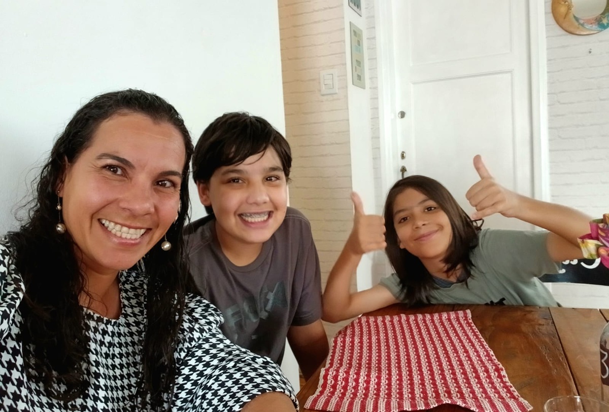 Horácio, o irmão Otoniel Conde e a mãe Yaksibith Yohana