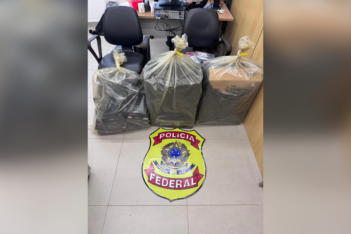 PF prende suspeito e apreende armas, munições e contrabando