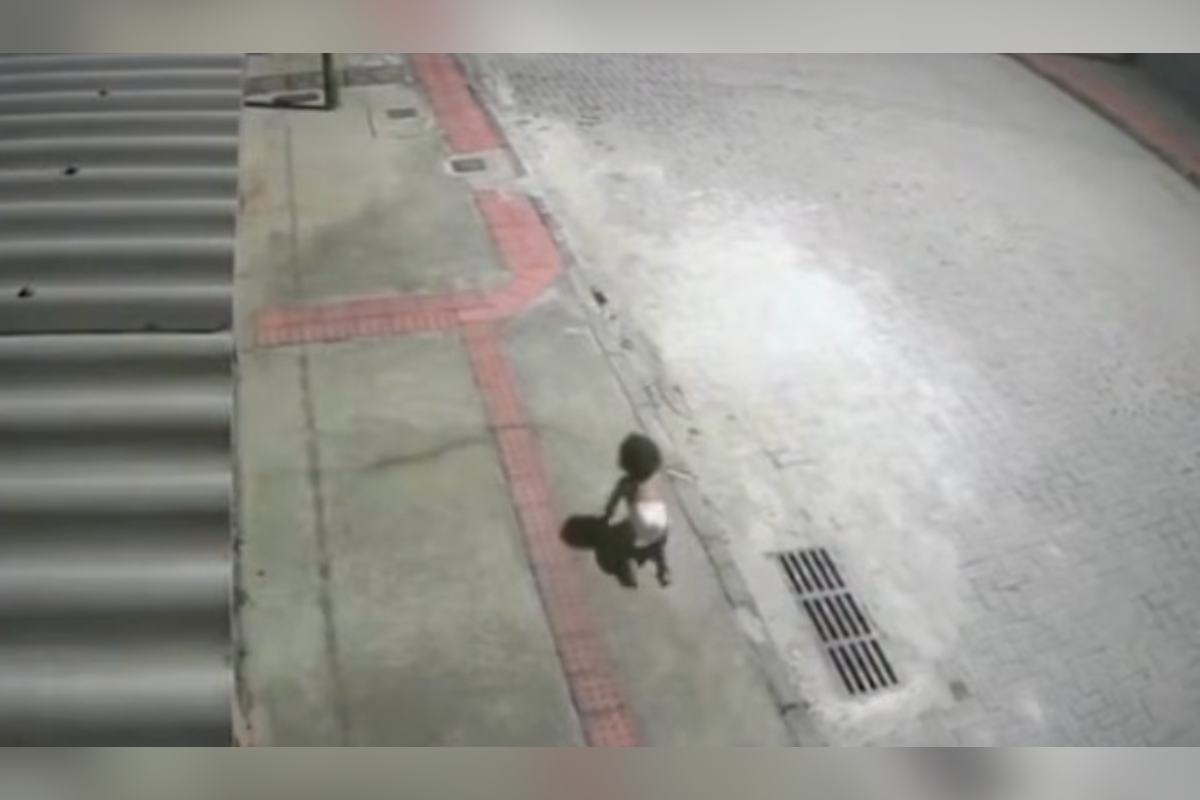 Bebê é encontrada sozinha engatinhando na rua durante a madrugada no ES