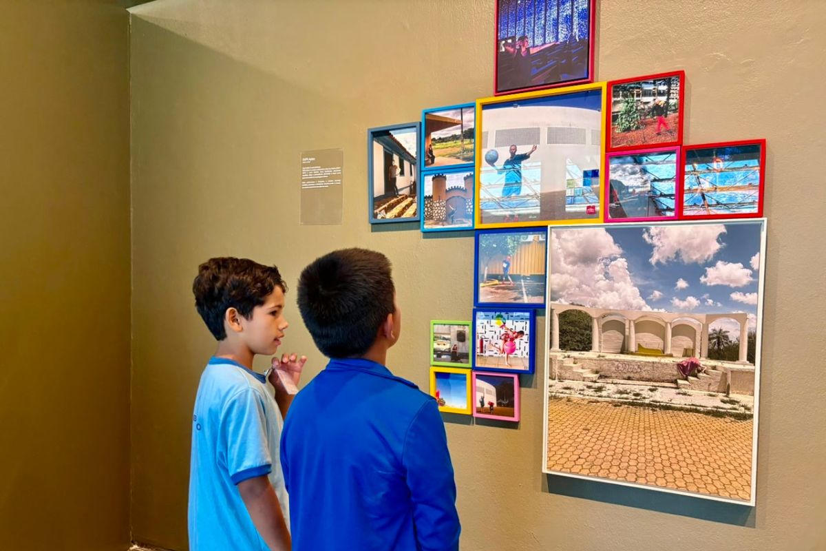 Alunos de Sobradinho visitam exposição Constelações Contemporâneas