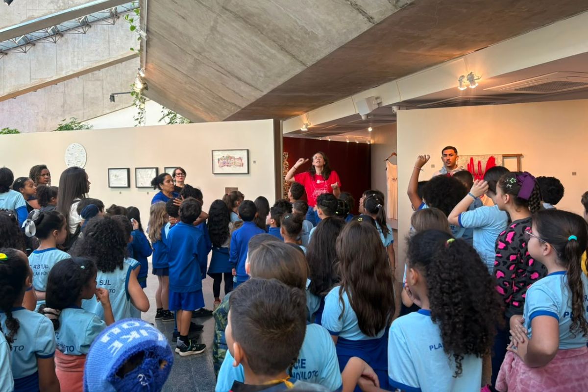 Constelações Contemporâneas: alunos da EC 413 Sul visitam mostra