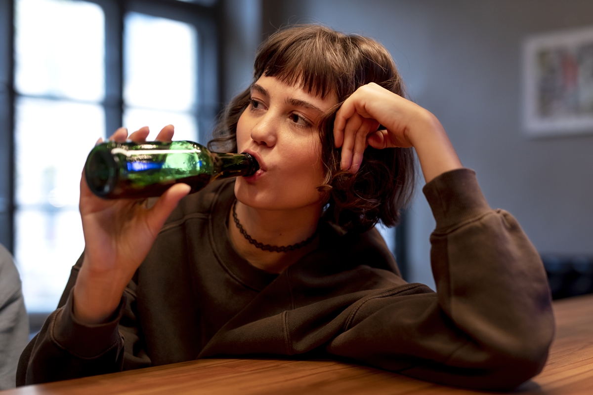 Mulher tomando cerveja- Metrópoles