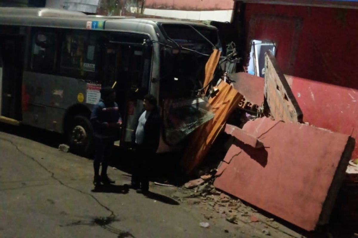 Ônibus furtado em SP bate em muro de comércio após ação criminosa