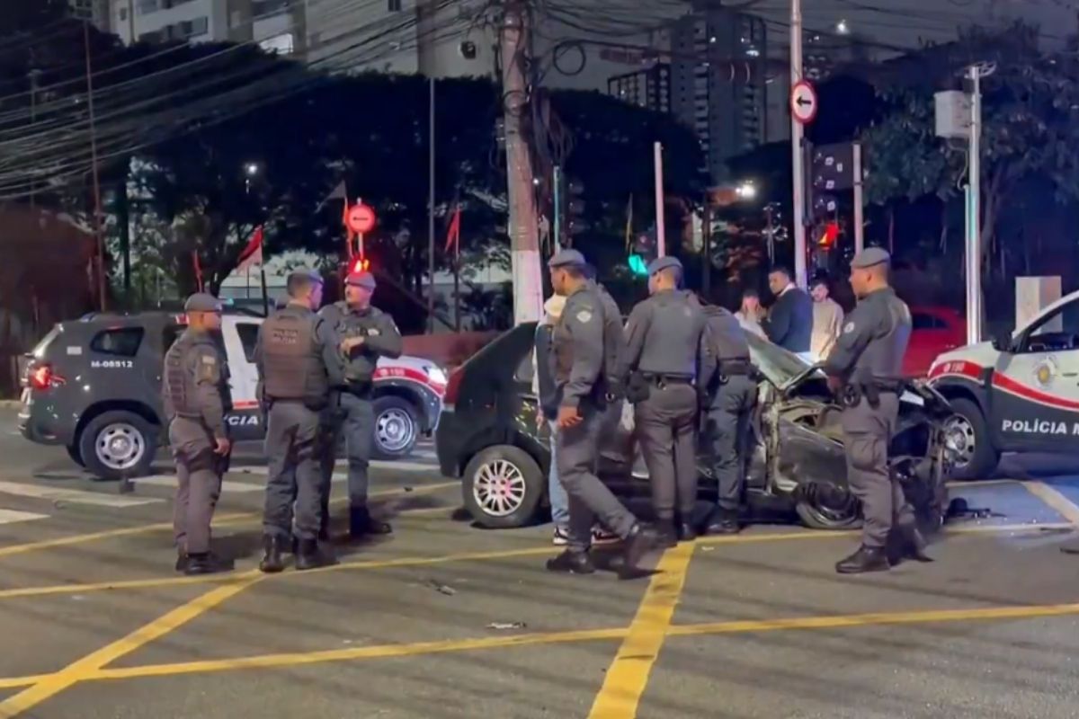 PM investiga atuação de policiais após fuga de motorista em acidente 9 Imagem colorida mostra acidente na zona leste de São Paulo. Motorista fugiu. Metrópoles