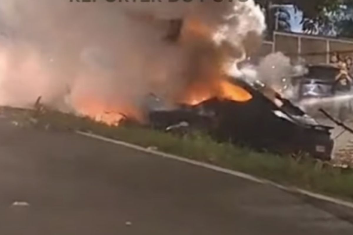 Porsche pega fogo após batida e mata duas pessoas em SP