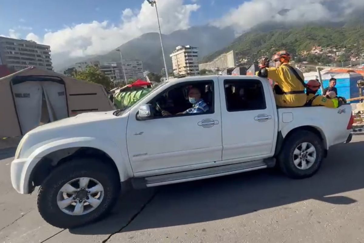Bombeiros de SP ajudaram a achar 6 vítimas do terremoto na Venezuela 17 Buscas por vítimas