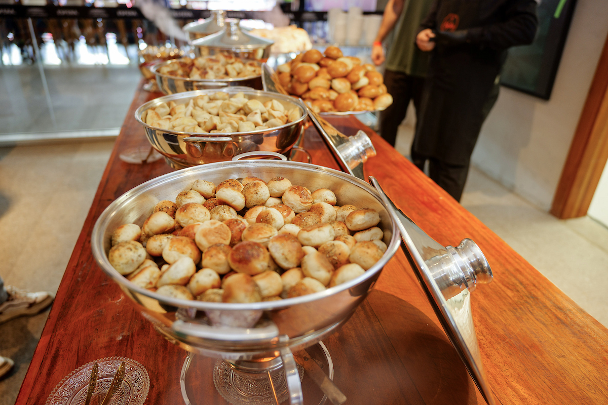 Buffet variado no espaço