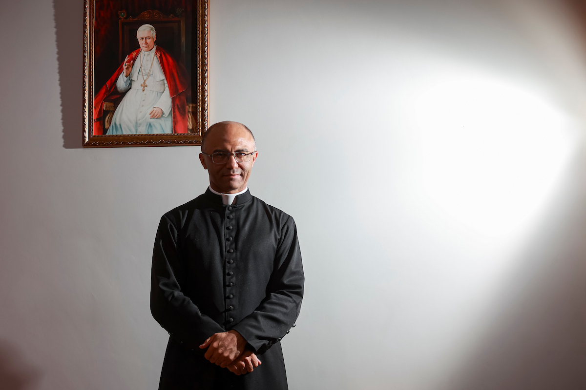Padre excomungado diz que denunciou "macumba" dentro da Igreja