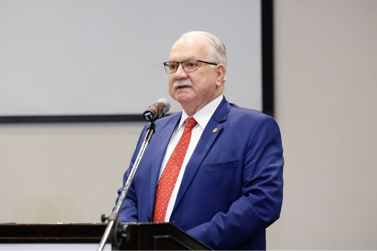 "Nenhum poder está acima da lei", diz Fachin em encontro com Lula