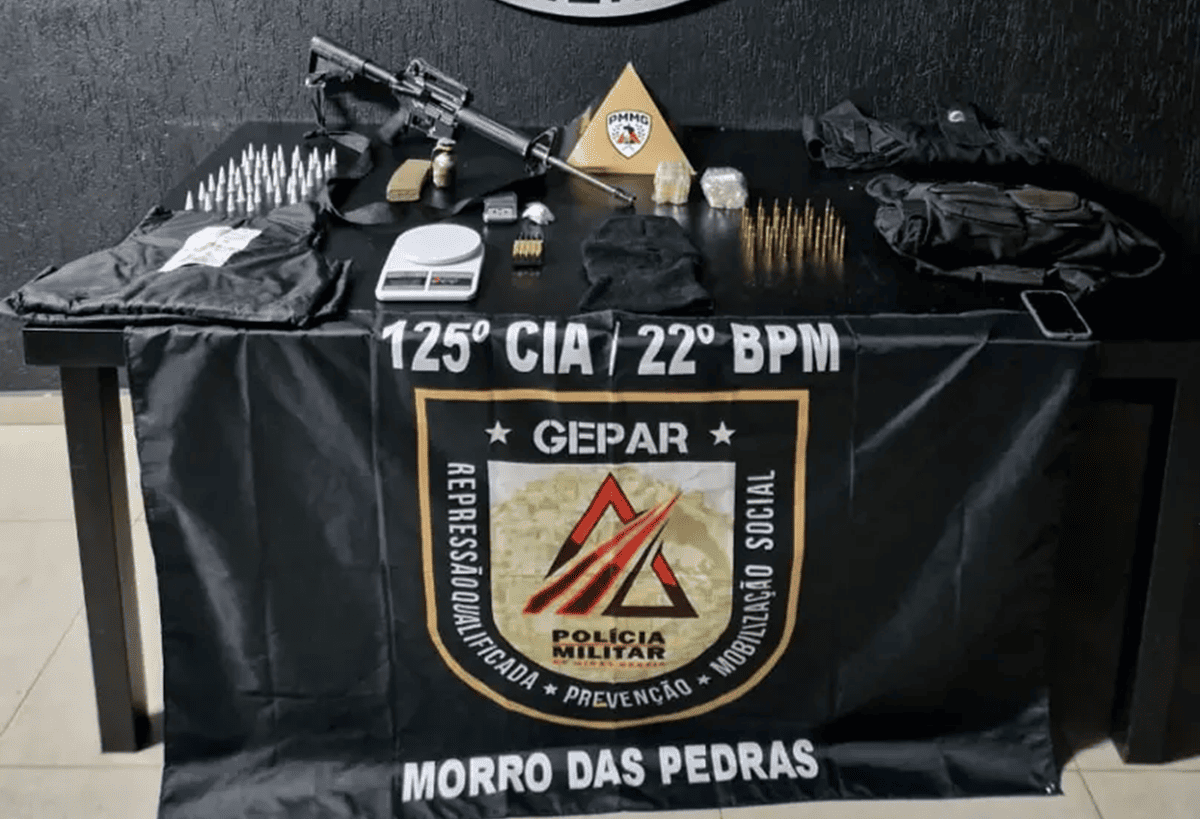 fuzil e munição apreendidos no Morro das Pedras