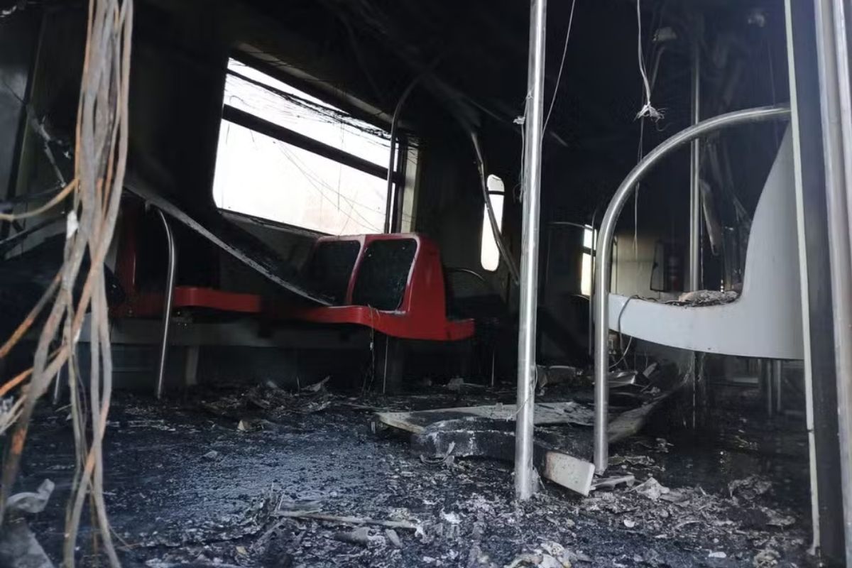 Botão de emergência de trem que pegou fogo em SP não funcionou