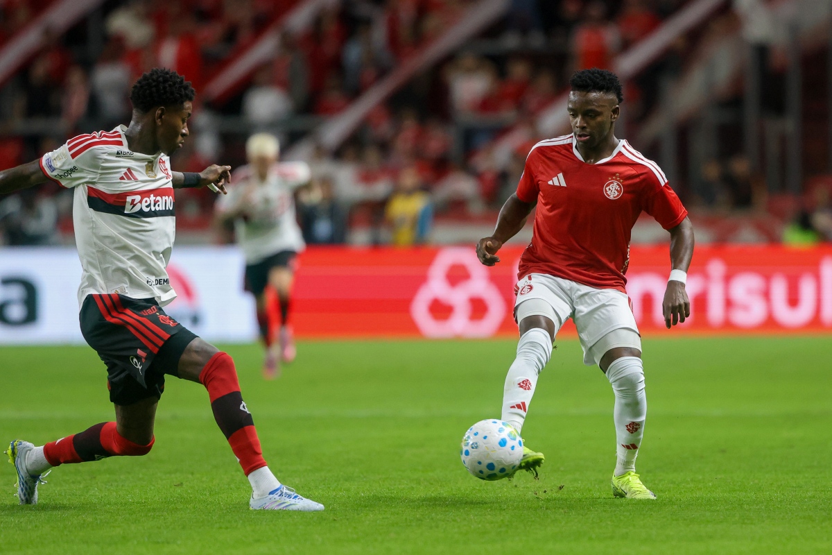 Inter e Flamengo empatam no RS em duelo pelo Brasileirão 10 Carbonero com a bola na partida entre Internacional e Flamengo