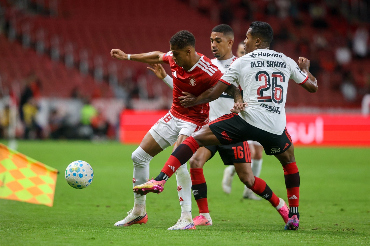 Inter e Flamengo empatam no RS em duelo pelo Brasileirão 9 Disputa de bola no Beira-Rio
