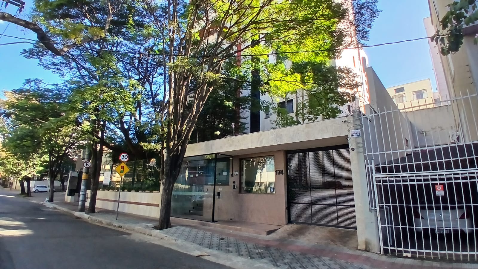 Fachada do prédio onde casal foi morto em apartamento em BH