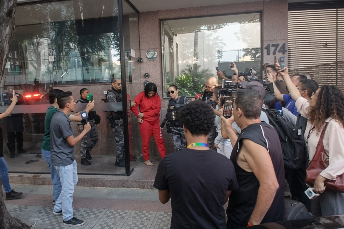 Diarista Paola saindo do prédio onde ocorreu o crime de latrocínio