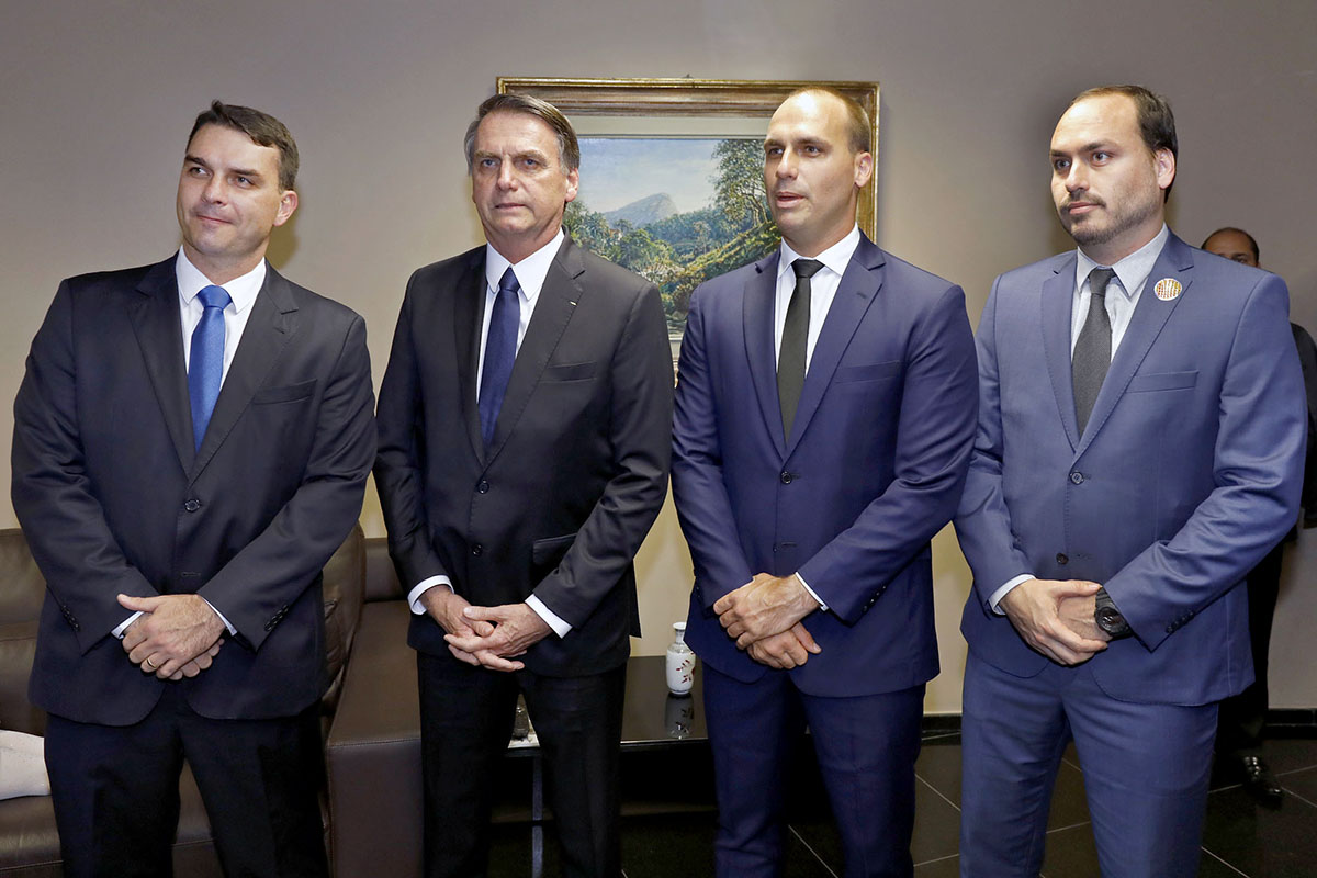 Filhos de Bolsonaro reagem à proibição de visita ao pai por 30 dias