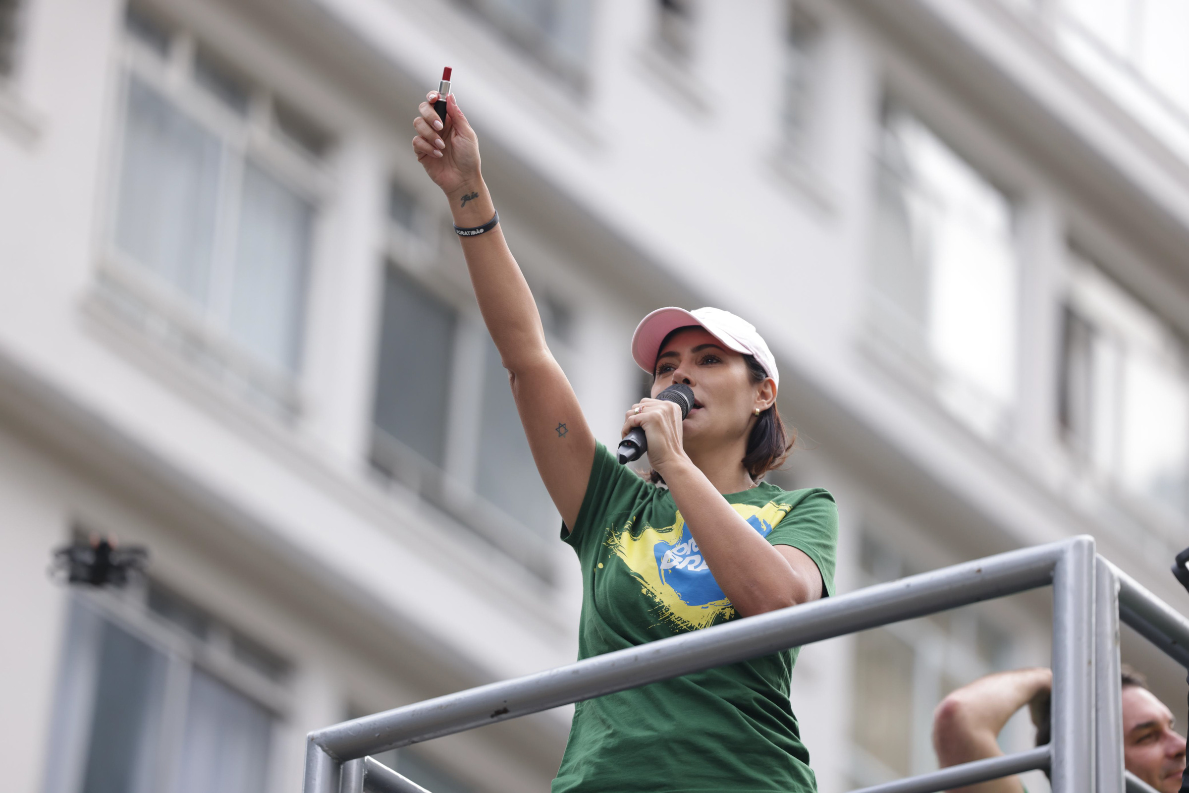 Análise: Michelle Bolsonaro parece ter sido picada pela mosca azul