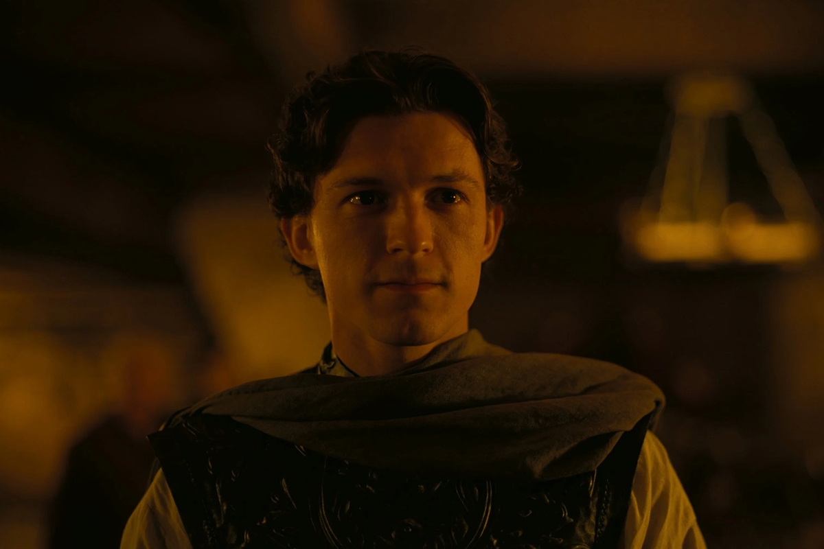Imagem colorida de divulgação mostra Tom Holland no filme A Odisseia - Metrópoles