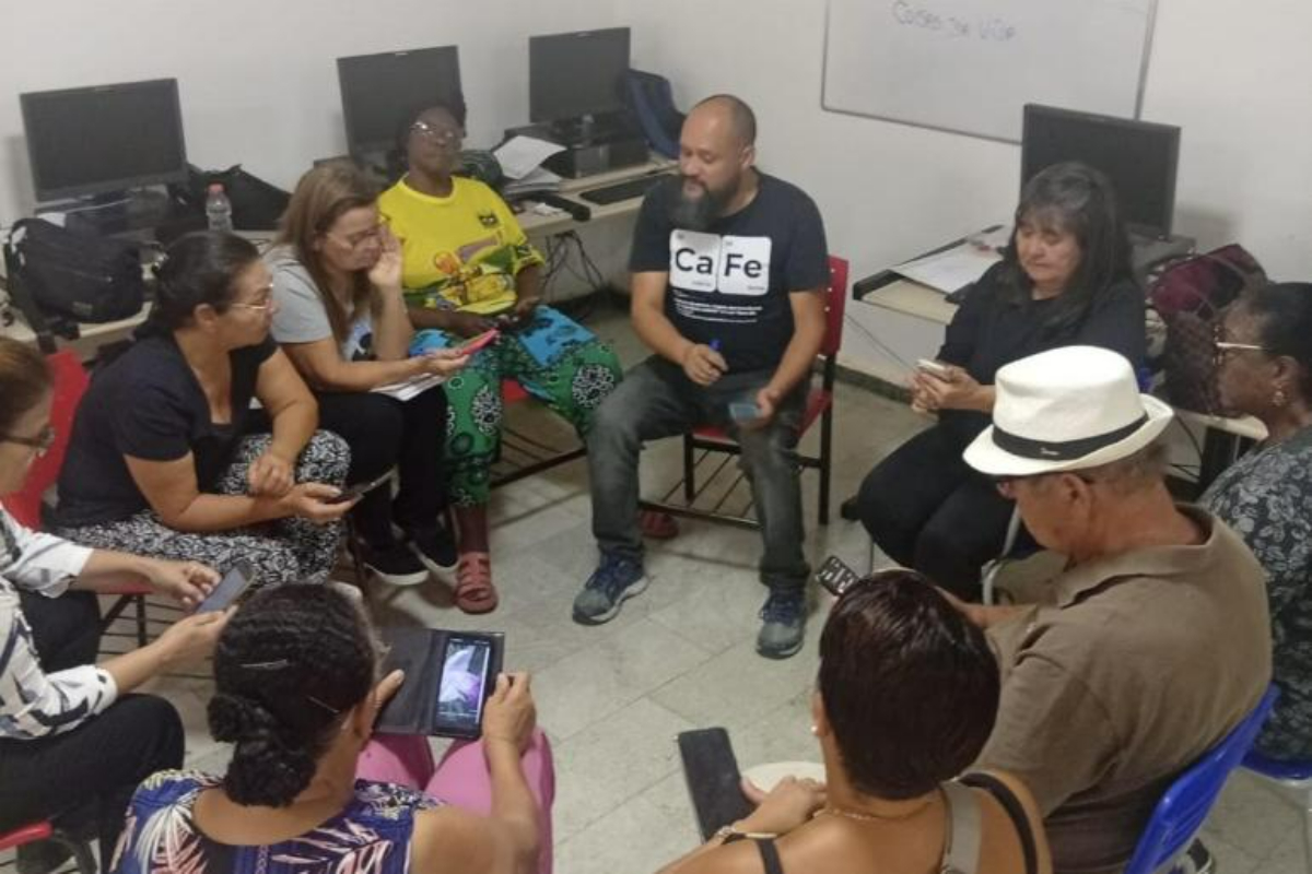 Curso gratuito em BH ensina idosos a usar celular e evitar golpes