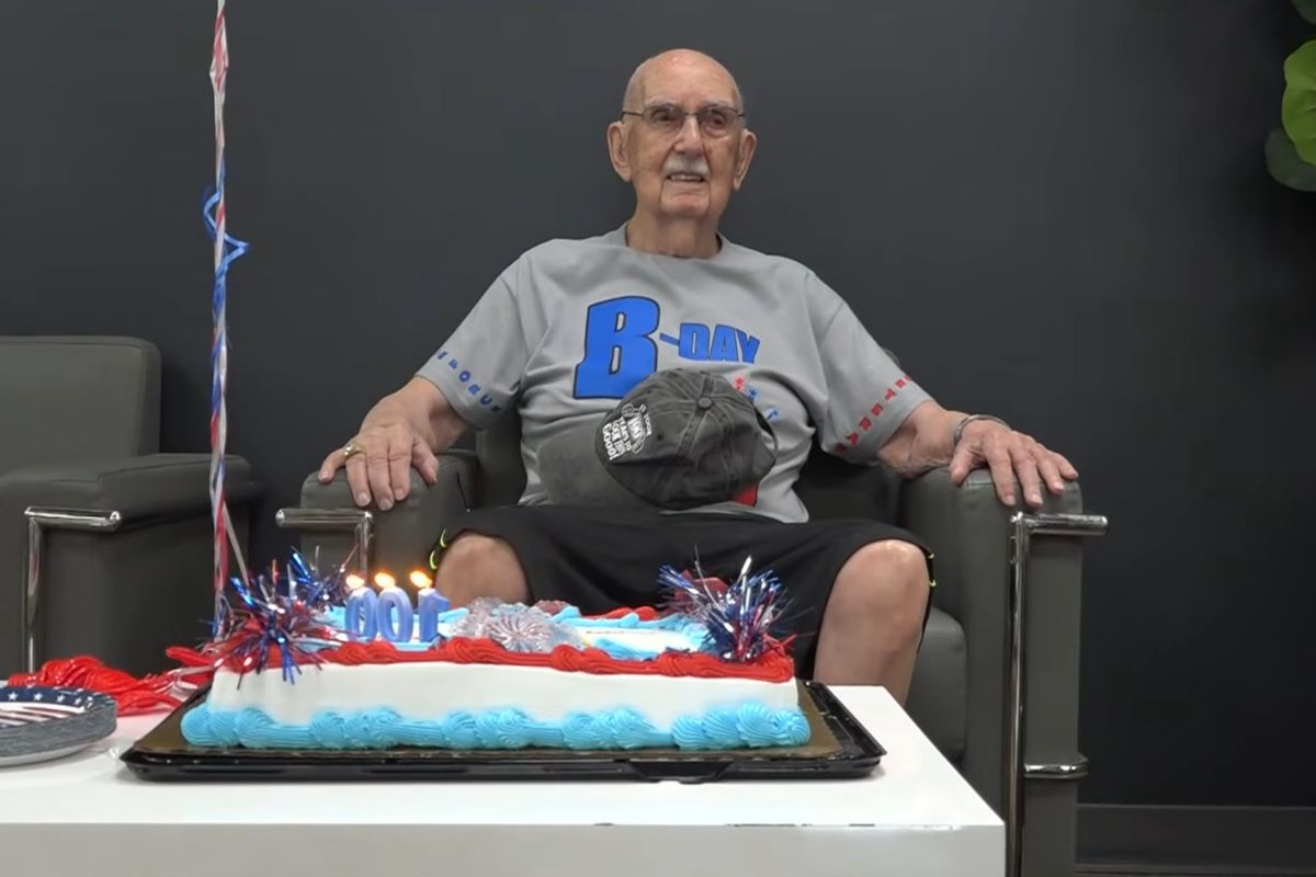 Idoso comemorando seu aniversário em academia