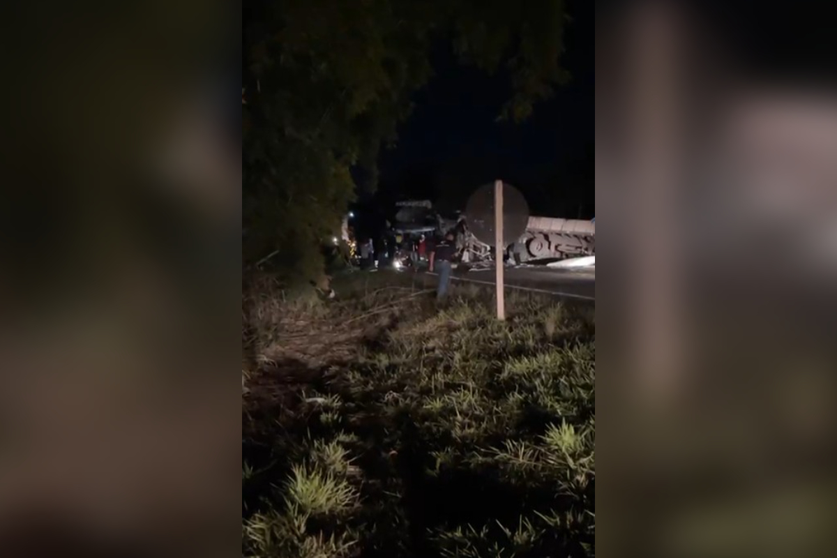 Acidente entre carreta, ônibus e caminhonete deixa dois mortos na MG-050
