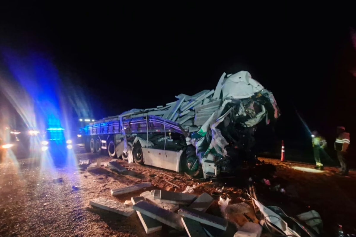 Motorista morre prensado por concreto após acidente na BR-050, em MG