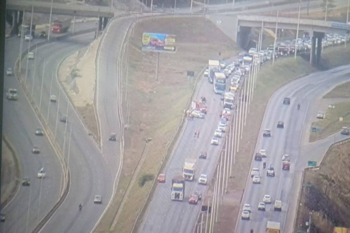 Acidente na Epia Norte causa congestionamento na descesse do Colorado