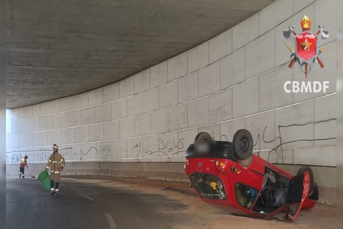 Imagem vinculada ao feed original: Carro com gestante e criança capota em viaduto da EPNB