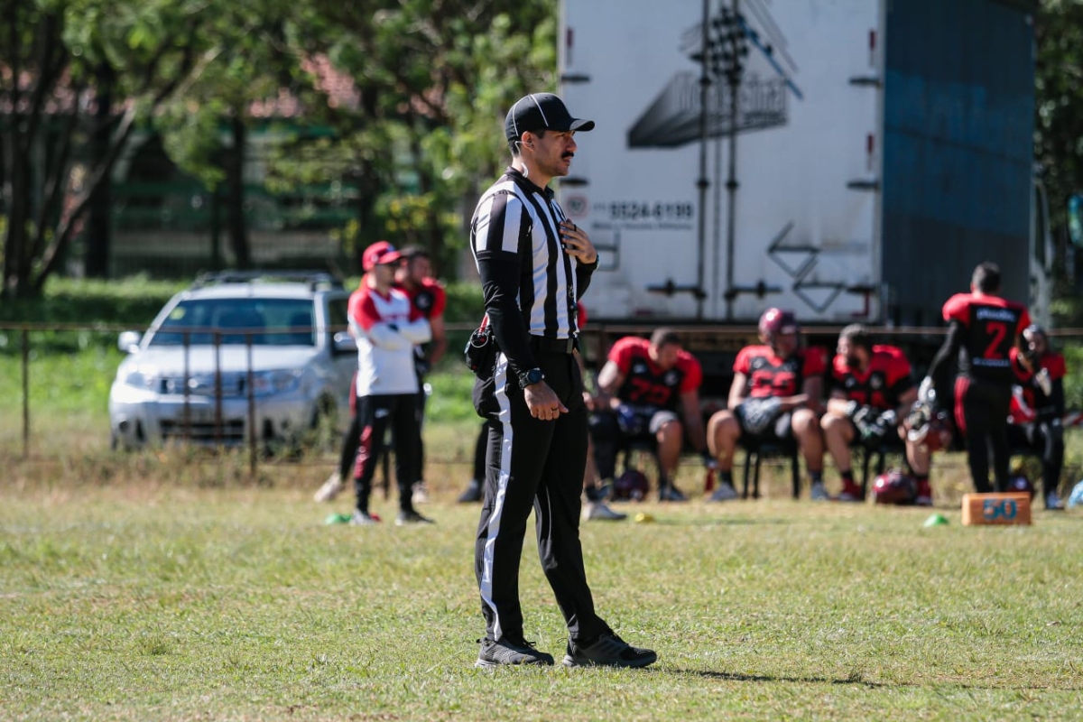Time do atleta que agrediu juíz é expulso da liga de futebol americano