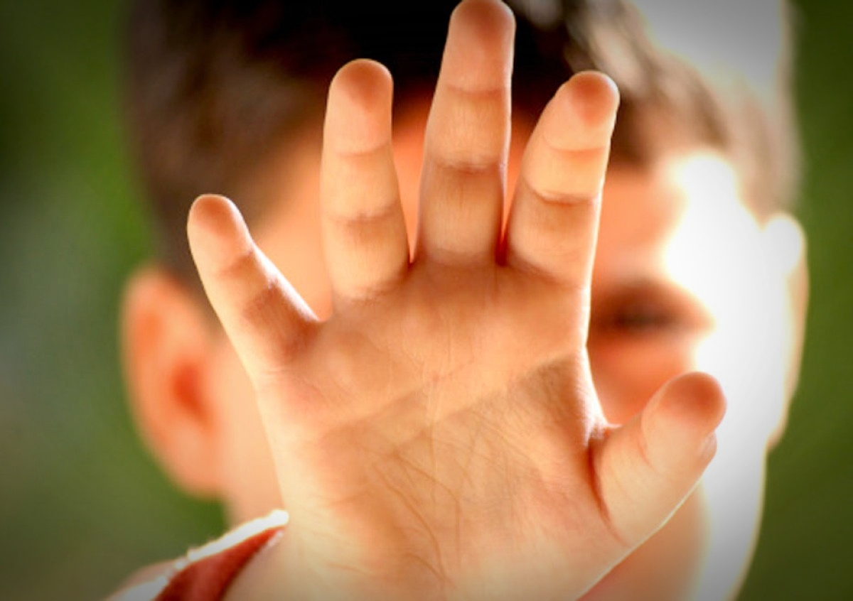 Criança de 3 anos é espancada pelo pai após urinar e defecar na roupa