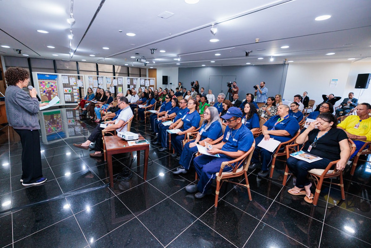 Terceirizados recebem certificado de alfabetização em programa da PGR