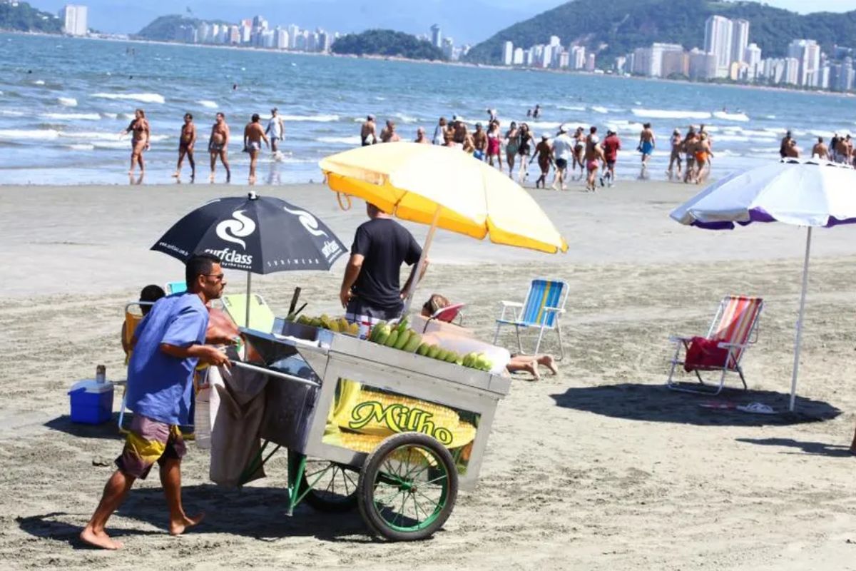 Imagem vinculada ao feed original: Sem cadastro atualizado, 116 ambulantes tem licença suspensa em Santos