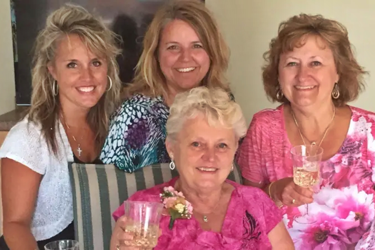 Foto colorida de Anita LeBrun com a família