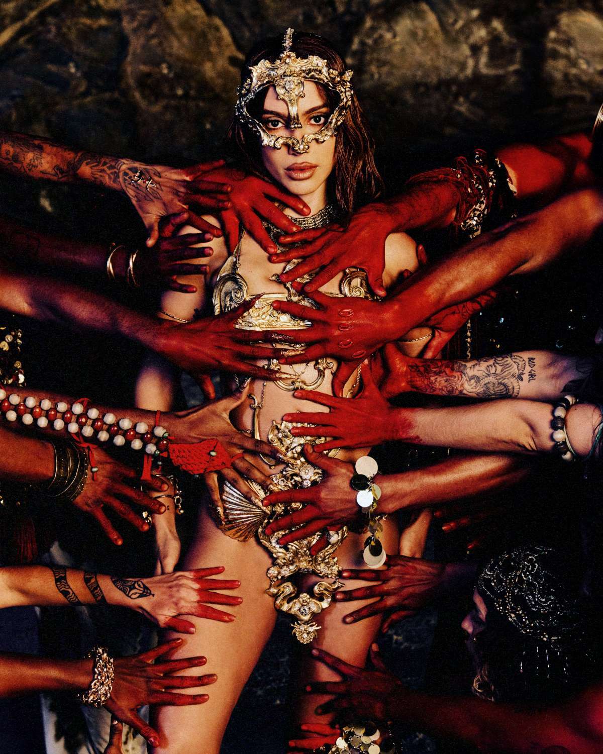 foto com cor. anitta une moda e religião em figurinos de equilibrium - metrópoles