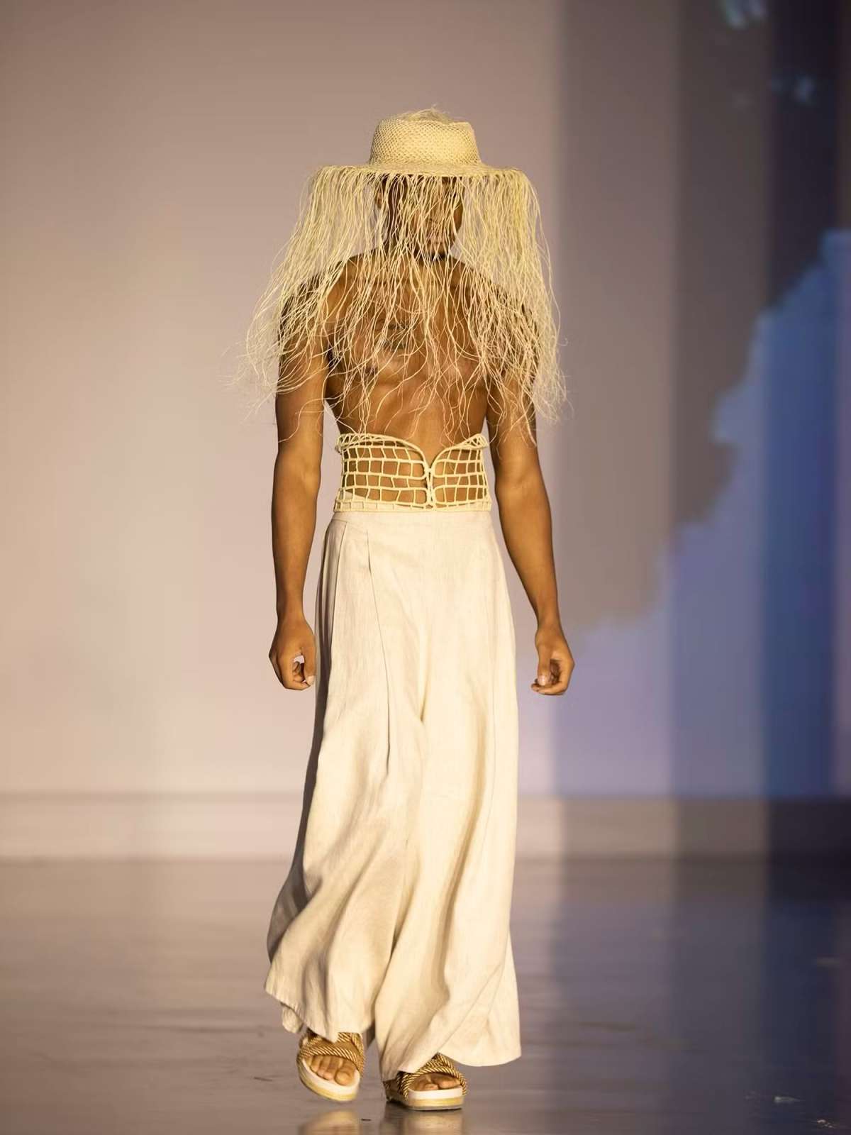 foto com cor. desfile de maurício duarte - metrópoles