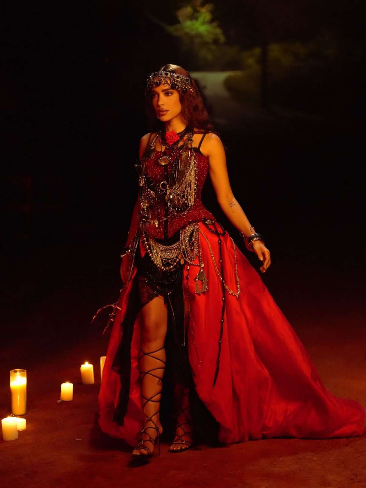 foto com cor. anitta une moda e religião em figurinos de equilibrium - metrópoles
