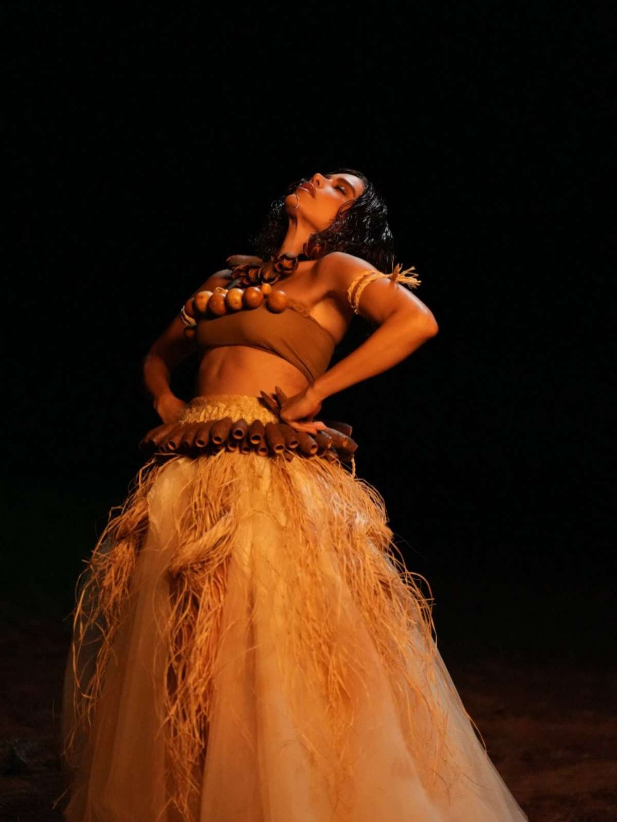 foto com cor. anitta une moda e religião em figurinos de equilibrium - metrópoles