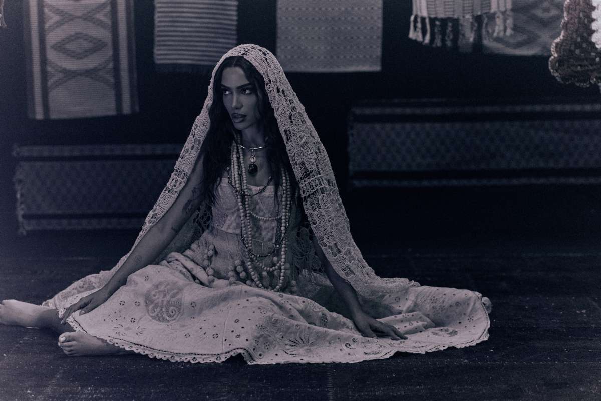 foto com cor. anitta une moda e religião em figurinos de equilibrium - metrópoles