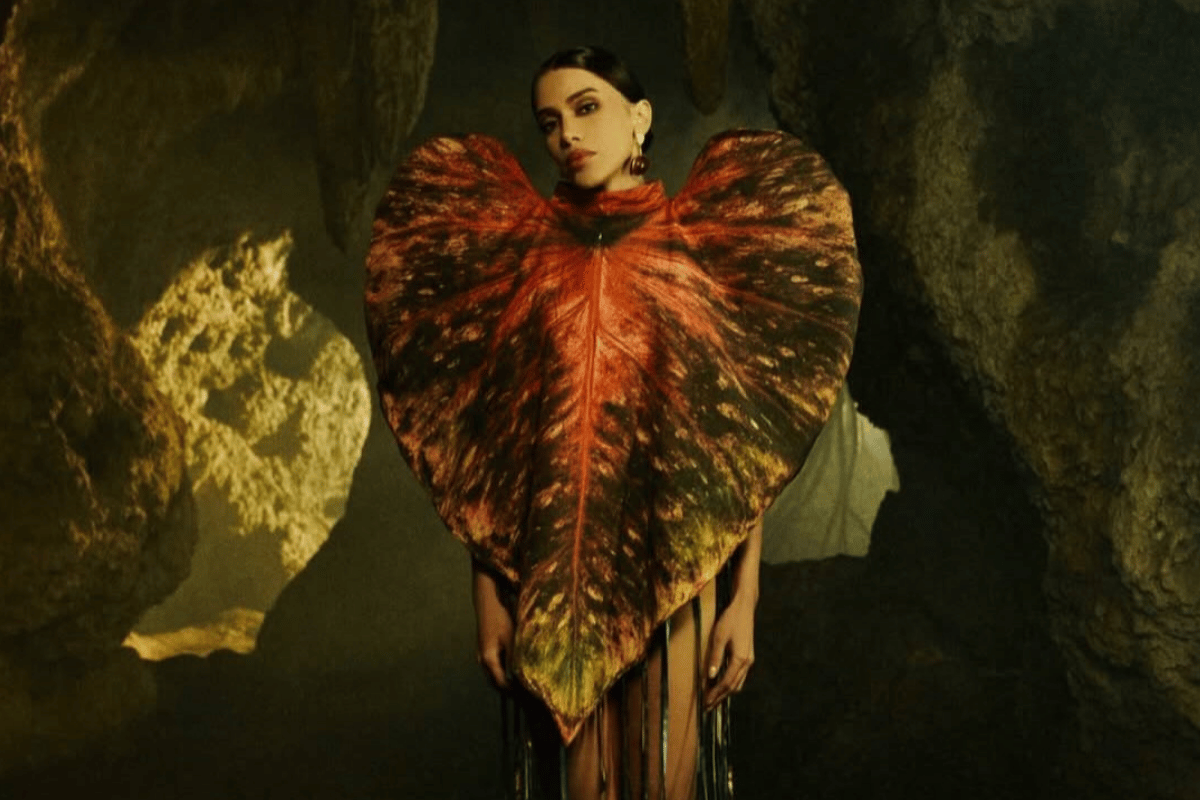 foto com cor. anitta une moda e religião em figurinos de equilibrium - metrópoles