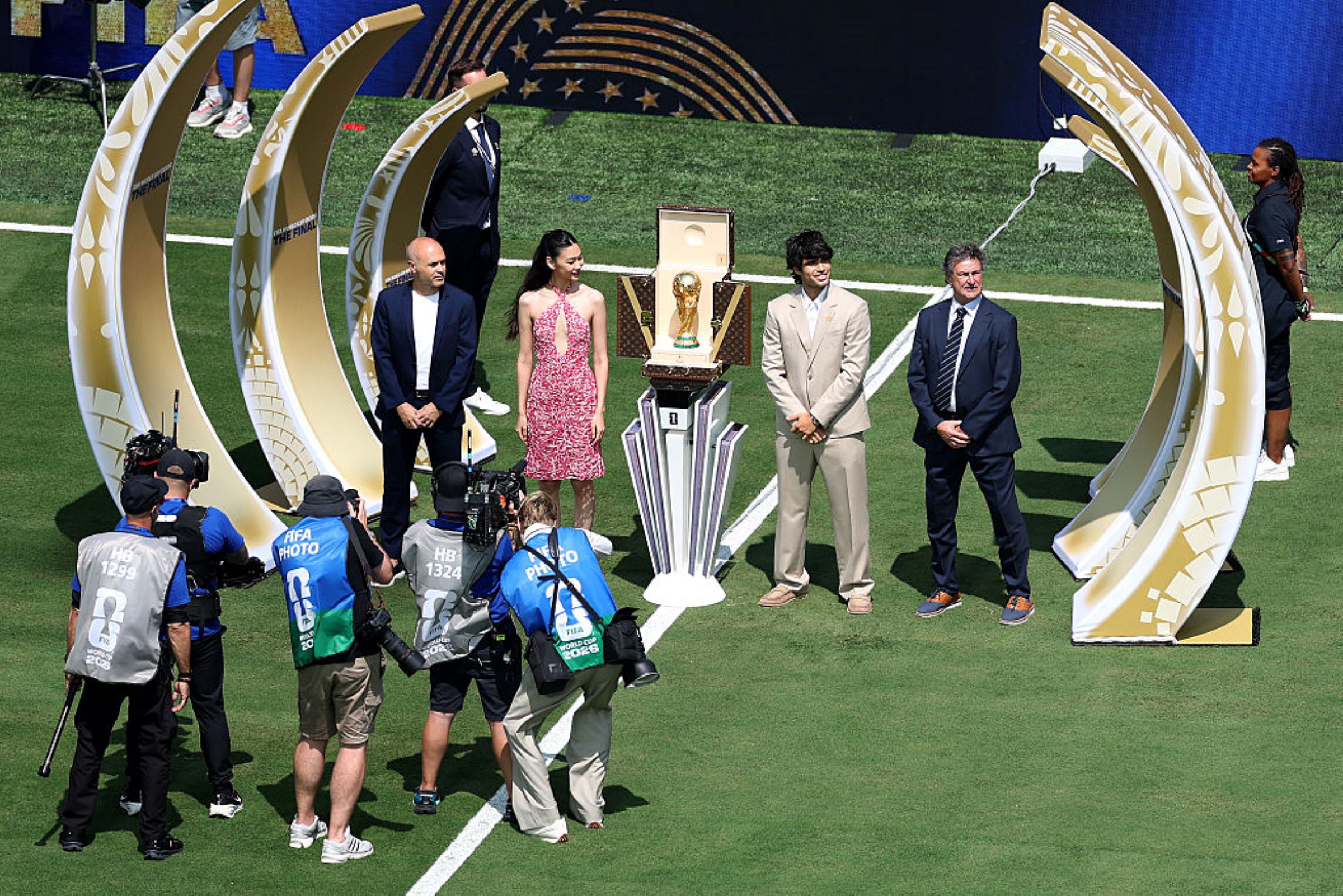 Campeões do Mundo, Iniesta e Kempes apresentam a taça da Copa