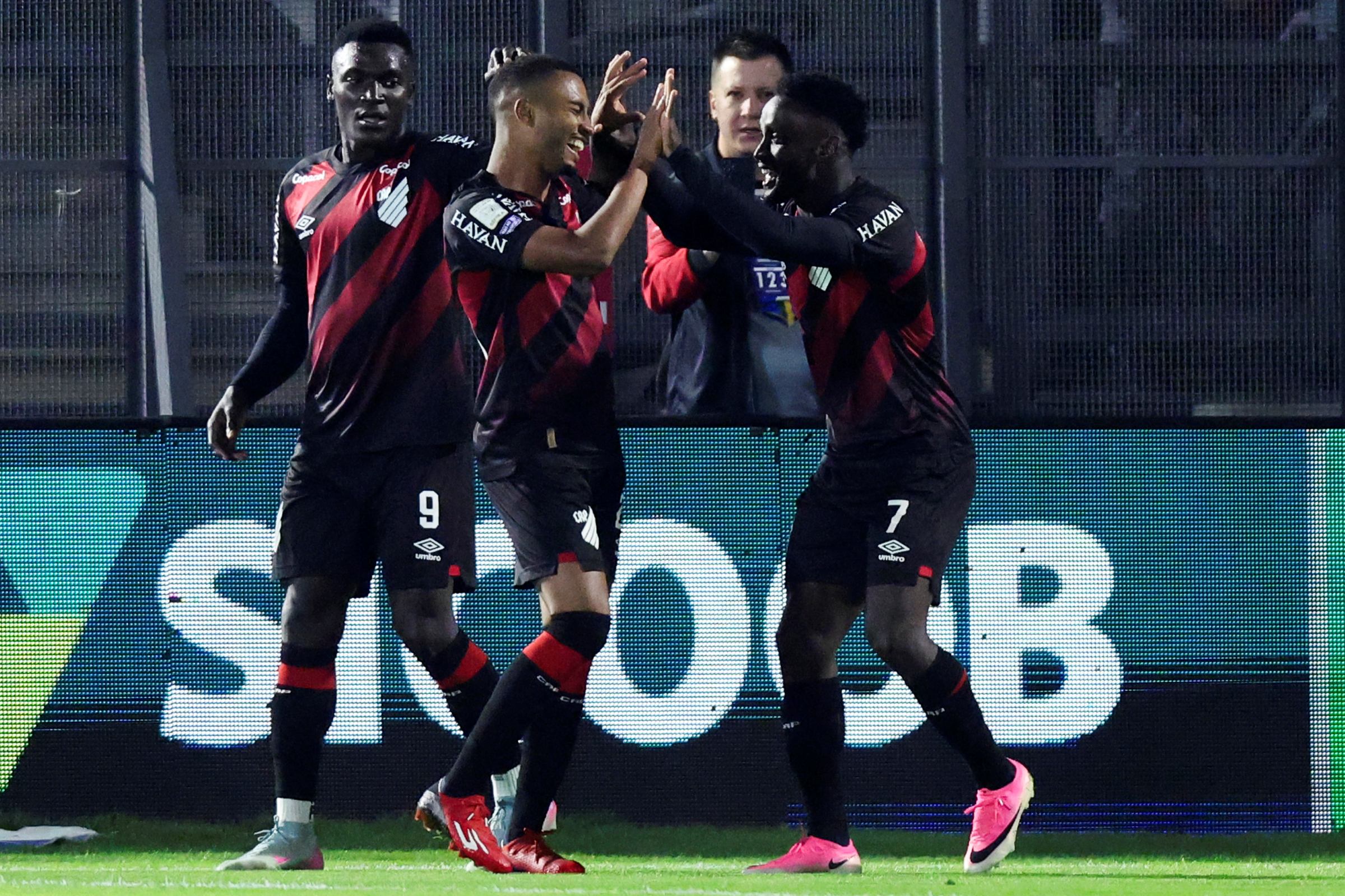 Athletico-PR faz dois gols em cinco minutos e bate o São Paulo de virada
