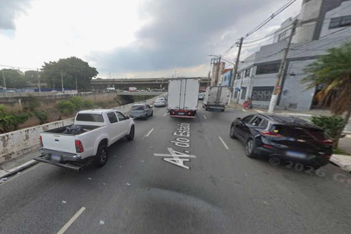 Asfalto afunda e interdita avenida no centro de São Paulo